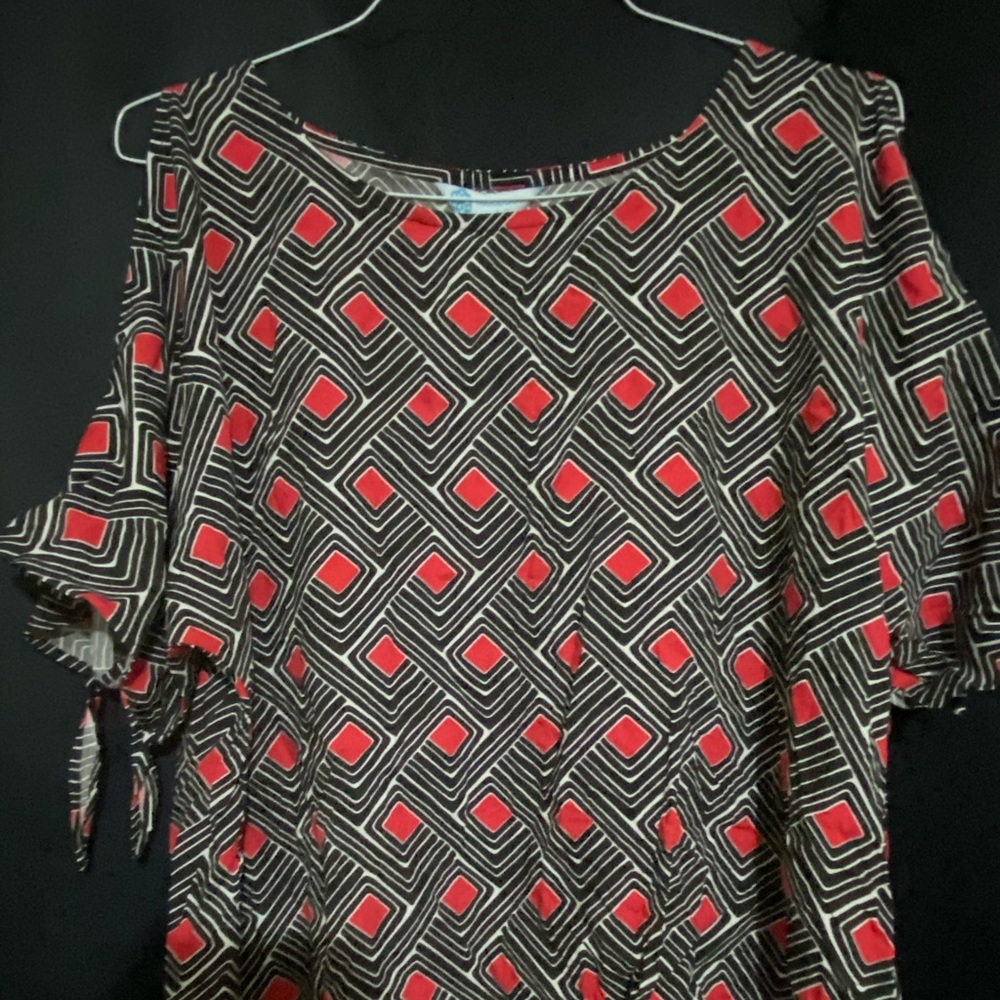 Nee w/tags red and black slit sleeve top!
